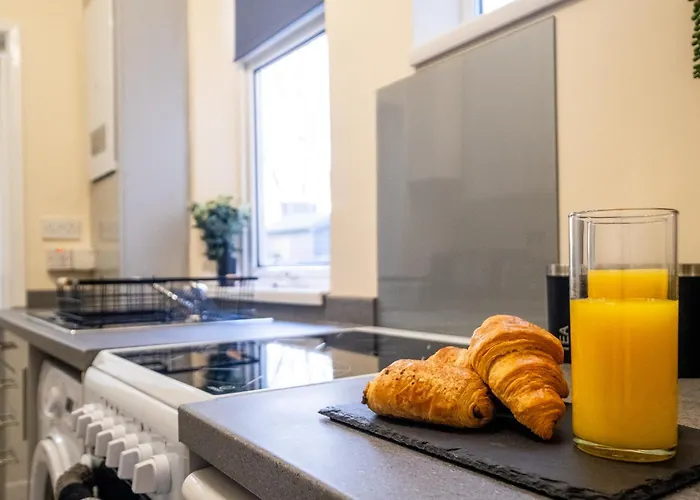 Inspira Stays - Stylish Modern 2 Bedroom House - 7 Mins From M1 - Free Parking - Wifi & Smart Tv