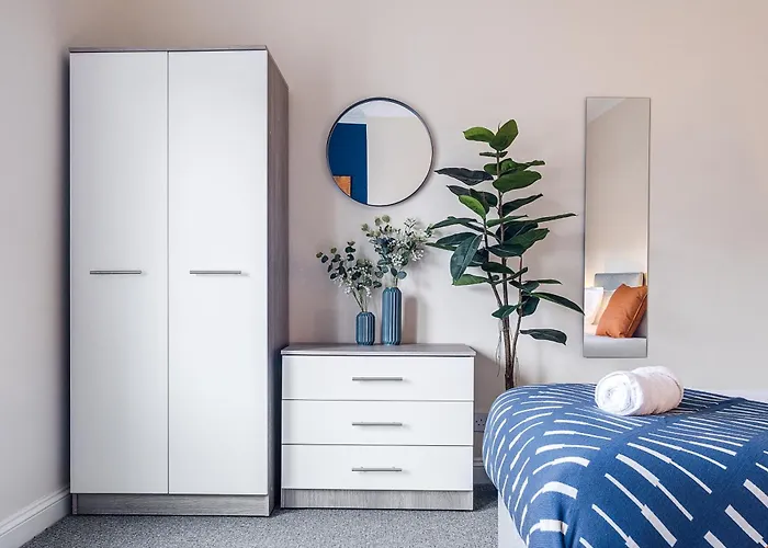 Inspira Stays - Stylish Modern 2 Bedroom House - 7 Mins From M1 - Free Parking - Wifi & Smart Tv