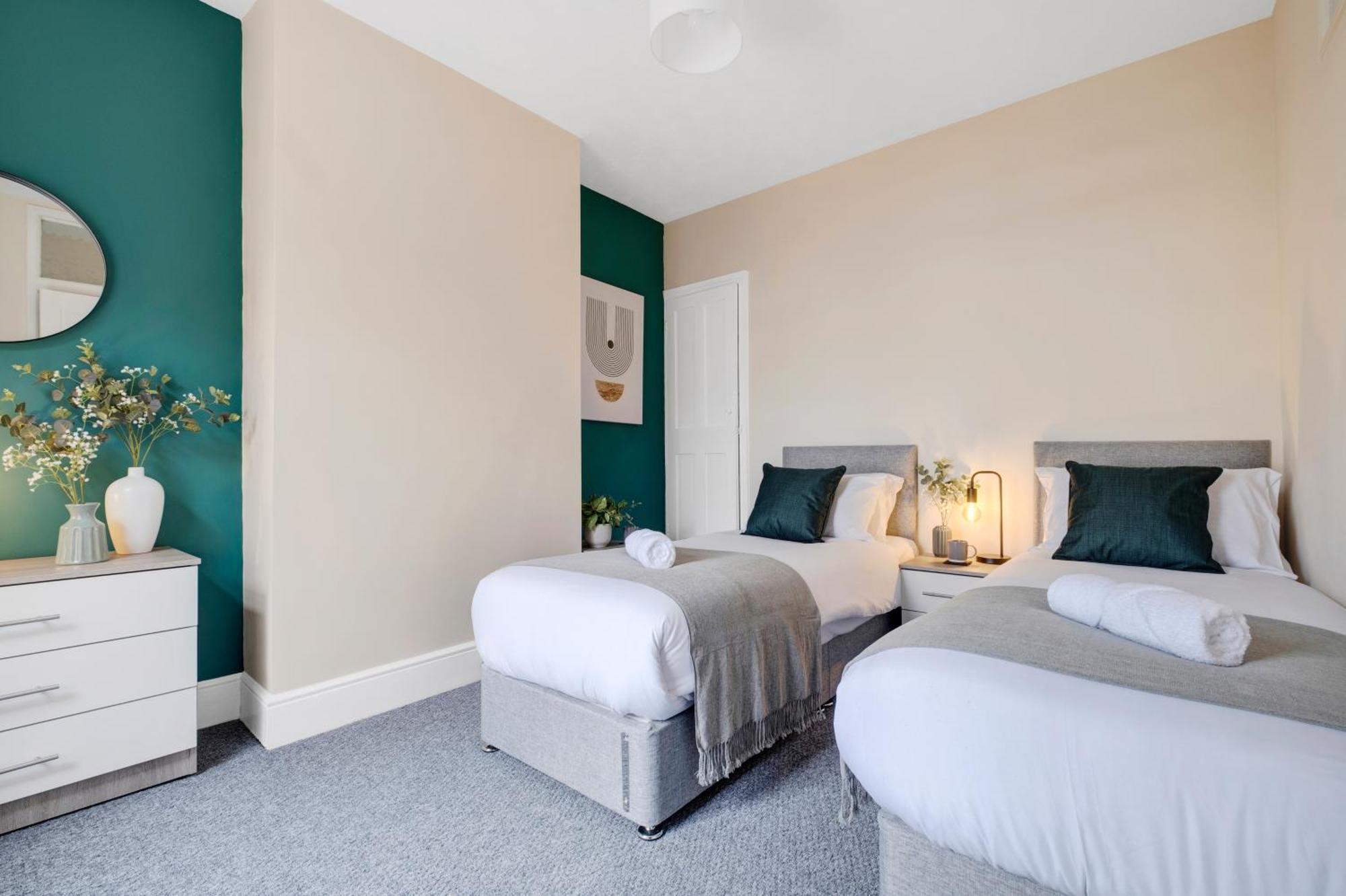 Inspira - Stylish Modern 2 Bedroom House - 7 Mins From M1 - Free Parking - Wifi & Smart Tv